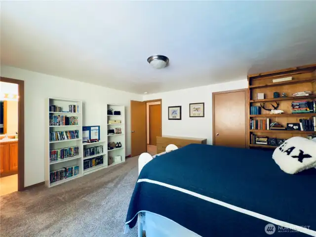 Primary bedroom: Full bathroom, walk-in closet, plenty of storage