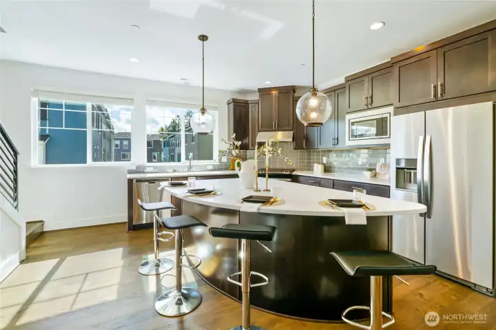 Huge Island w/Quartz Countertops