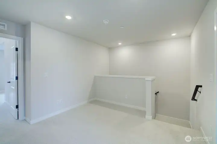 Great alternative space, the loft is ready for study, library, work?