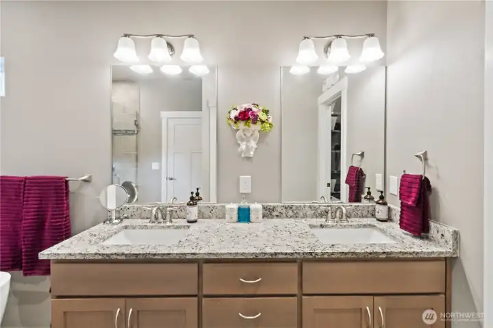 Double sink in the primary bathroom