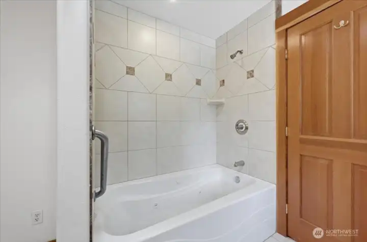 Jetted tub in the guest bathroom