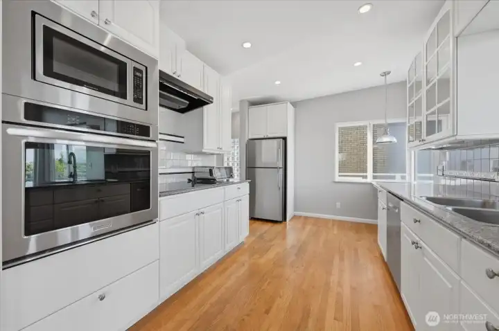 Stainless steel appliances are included in the sale of the house.