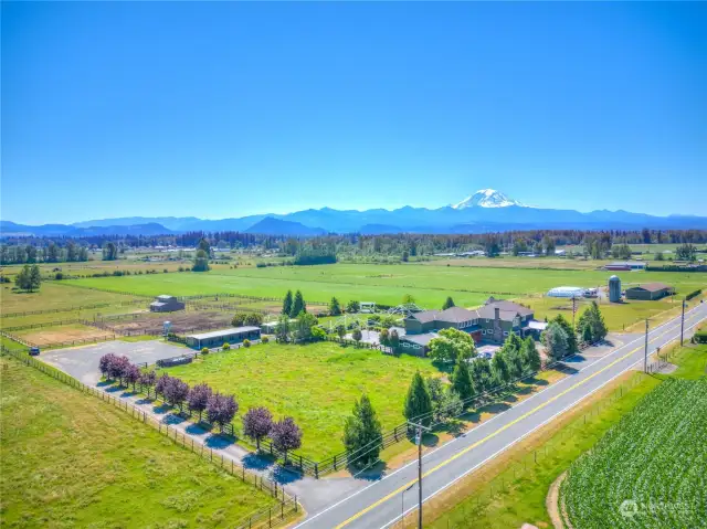 A good aerial overhead view of the overall property, with its spectacular mountain and Cascade foothills views