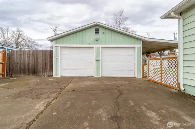 Large garage w/ shop space