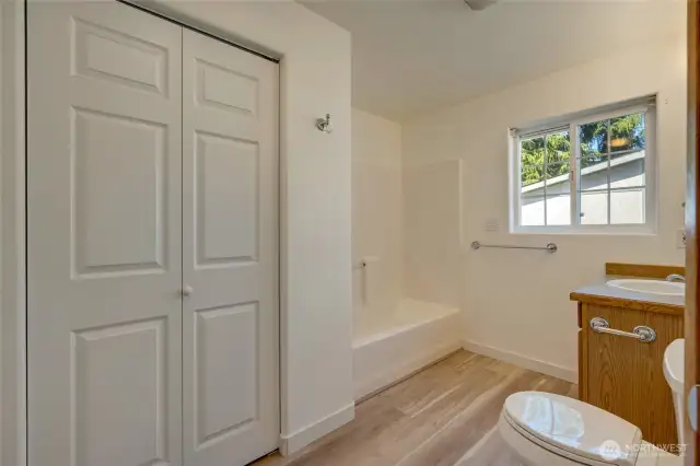En-suite primary bath, new flooring & toilet