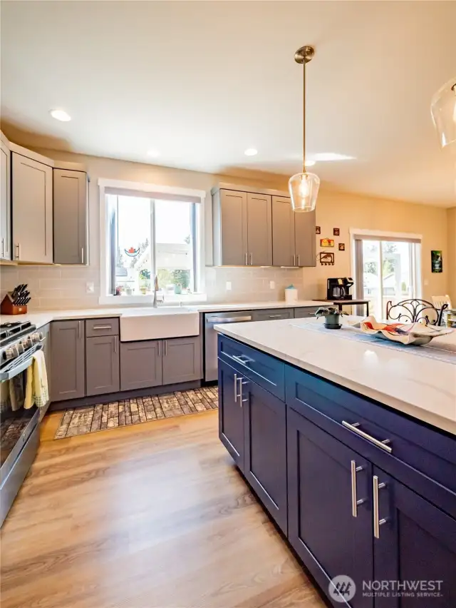 BETTER SHOT OF THE TWO TONE CABINETS...THE BLUE AND GREY FLOW SO NICELY TOGETHER