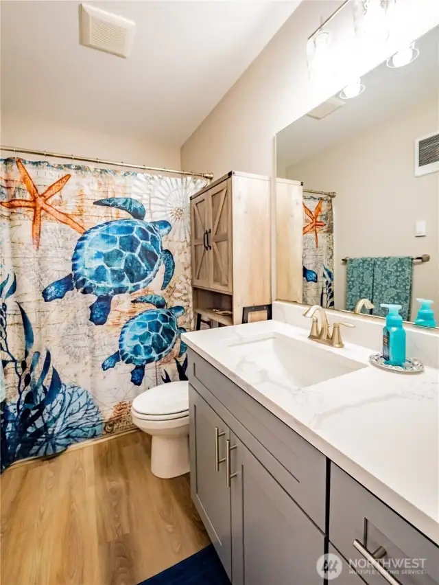 CUTE UPSTAIRS FULL BATH...WITH YOUR TANKLESS WATER HEATER ALL THE BATHROOMS COULD BE IN USE AT ONCE