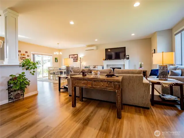 GREAT ROOM CONCEPT...9 FOOT CEILINGS MAKES IT FEEL EVEN LARGER