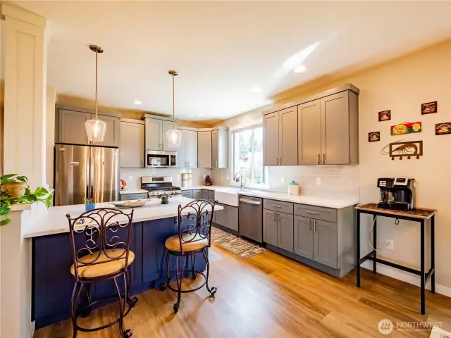 LOVE THE TWO TONE CABINETS...