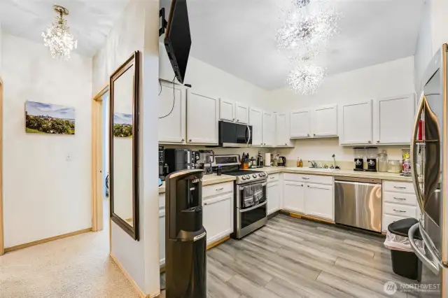 Another view of the bright kitchen with TV (TV KITCHEN CONVEY WITH THE SALE)