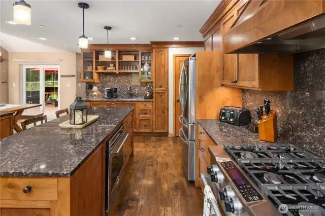 6-Burner Propane Range. Stainless appliances. Under-mount lighting. Extensive drawer cabinets for easy-reach! A chef's delight.