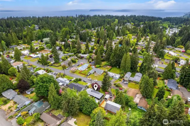Fantastic location just minutes from parks, trails, and athletic courts—and only 4 miles to downtown Edmonds and the waterfront.