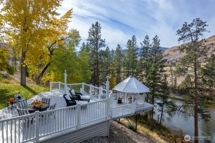 Expansive river-view deck and gazebo offer a front-row seat to Methow Valley’s natural beauty—ideal for entertaining, dining al fresco, or simply soaking in the peaceful surroundings.