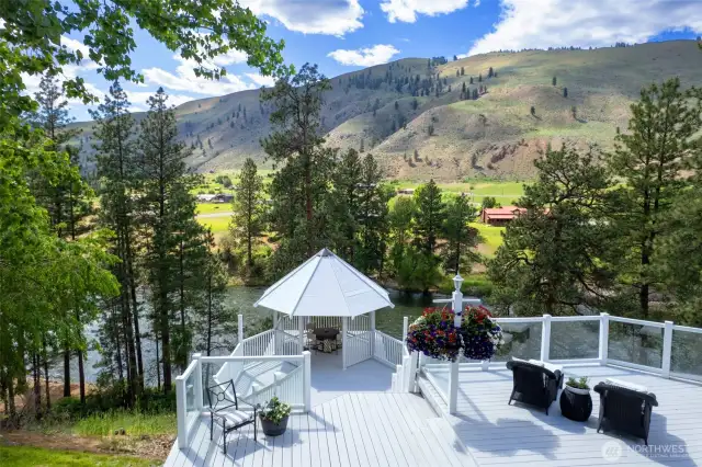 Expansive river-view deck and gazebo offer a front-row seat to Methow Valley’s natural beauty—ideal for entertaining, dining al fresco, or simply soaking in the peaceful surroundings.