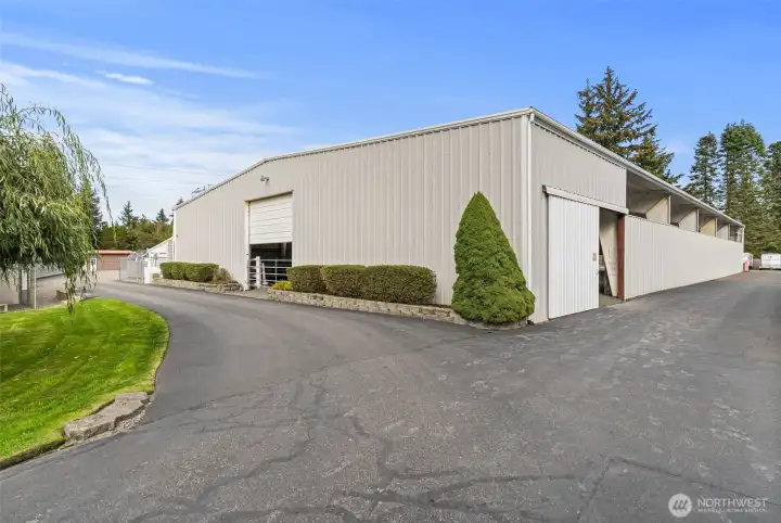 This exceptionally built indoor clear span arena offers unmatched quality and design. Rare to find in Thurston County, this arena provides a spacious, unobstructed riding environment, ideal for equestrian training and events in all weather conditions.