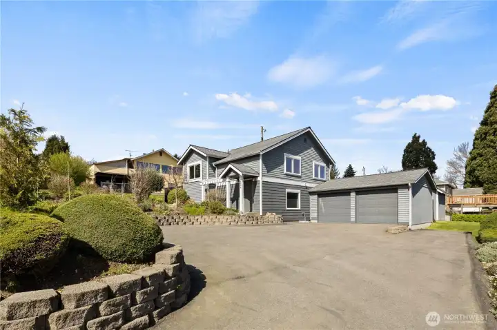 Stunning home near schools & Tukwila Village