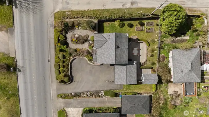 Front landscaping designed by Rosso Garden and Landscaping.