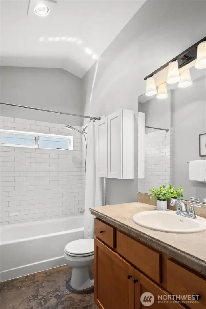 Full bath between bedrooms