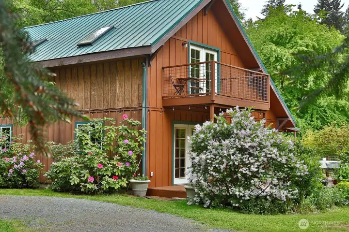 Private rural retreat tucked away on 4.6 scenic acres. Private rural retreat tucked away on 4.6 scenic acres.