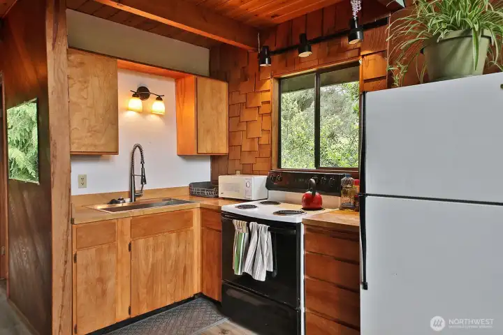 Guest house, upper level. Cozy and practical kitchen. Guest house, upper level. Cozy and practical kitchen.