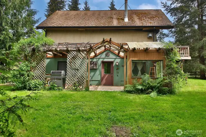 Detached guest house offers incredible opportunity for multigenerational living or retreats. Detached guest house offers incredible opportunity for multigenerational living or retreats.