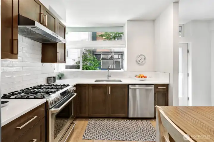 Lots of space for cooking and entertaining! Lots of space for cooking and entertaining!