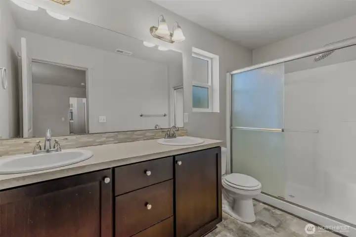 Primary bedroom bathroom