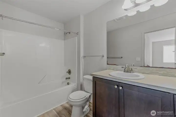 2nd floor full bathroom