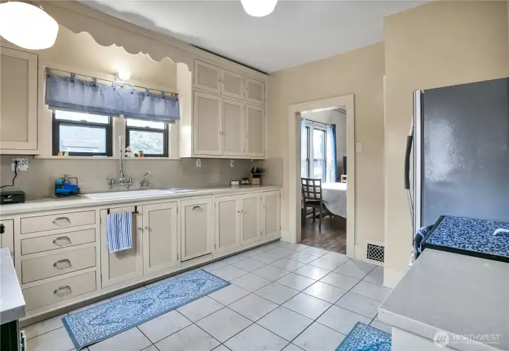 Spacious kitchen with plenty of counter and cabinet space