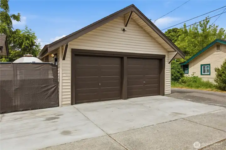 Huge 2 car shop. Lot has alley access as well.