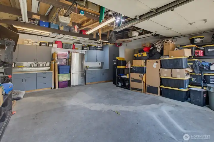Garage/Shop has heat, & A/C wired 220V out let and TV with cable