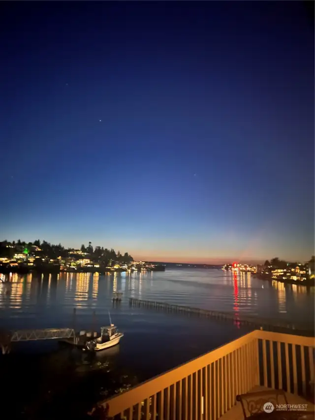 Enjoy every pretty moment at the Seattle waterfront.