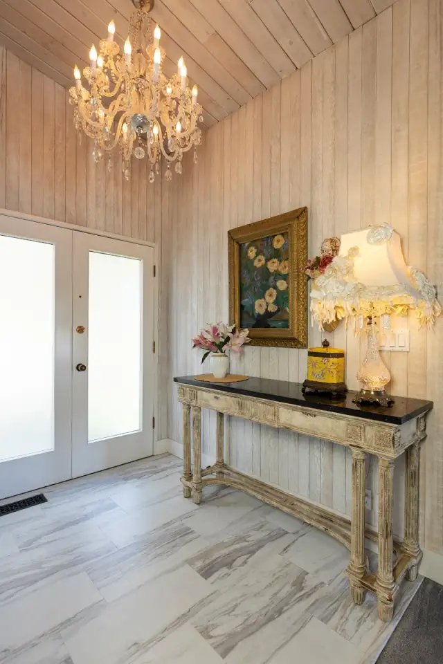 Welcoming, level entry home with vaulted ceilings.