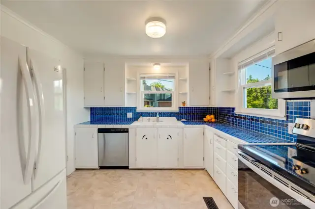 Timeless kitchen with updated appliances (2021)