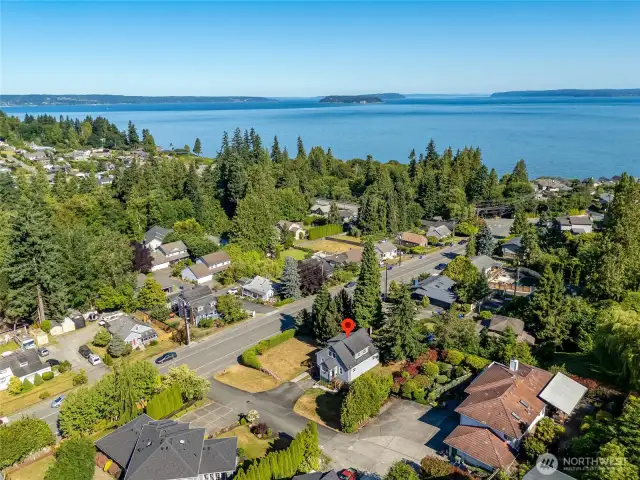 5 min walk to the park and easy drive to nearby beaches, ferry, business, etc.