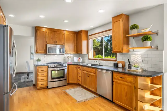 Big, beautiful kitchen w/ Granite countertops