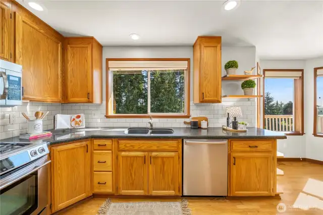 Tiled backsplash & SS appliances