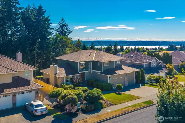 Just min from the beach, restaurants, shopping & more!