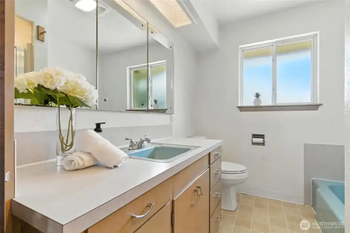 Full bath off hallway with separate shower and tub
