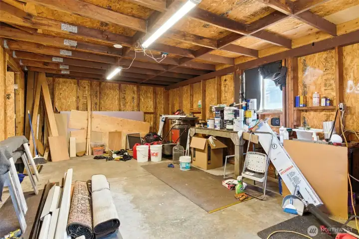 HUGE, detached shop with 2 separate rooms