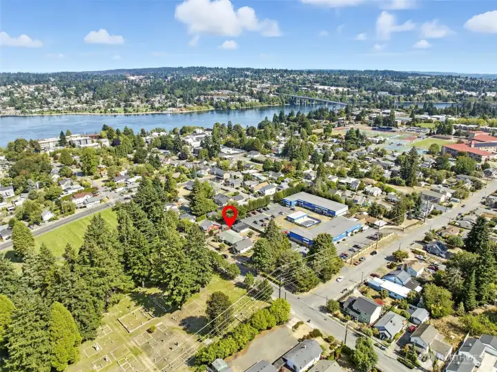 Centrally located near the waterfront, downtown Bremerton, shipyard, and freeway access