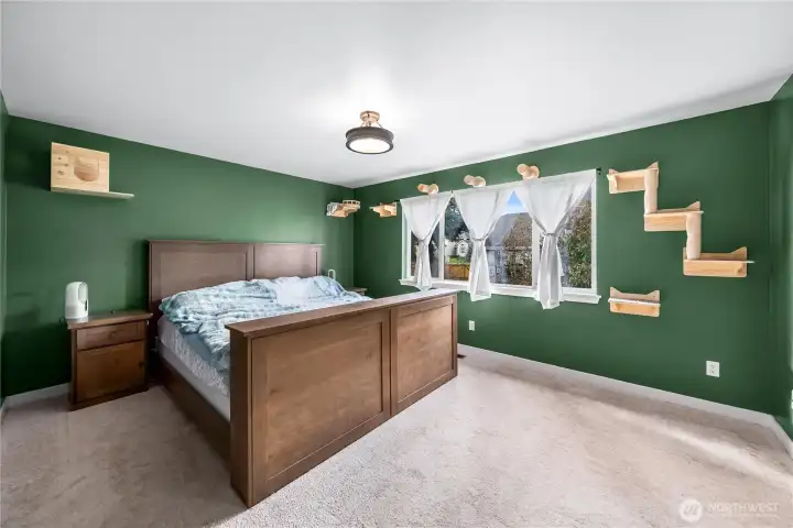 Primary ensuite w/ 5 piece bath