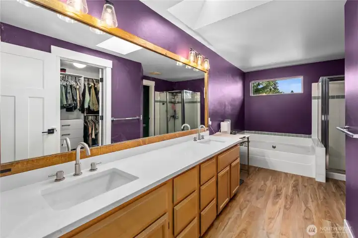 Primary ensuite w/ 5 piece bath