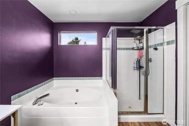 Primary ensuite w/ 5 piece bath