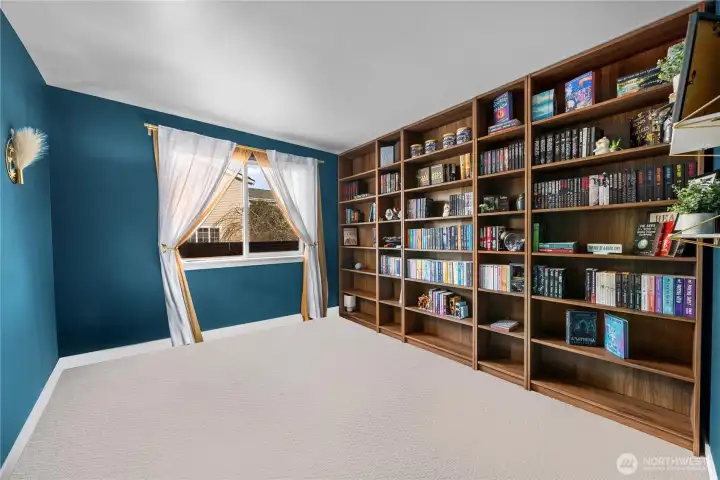 bedroom/library