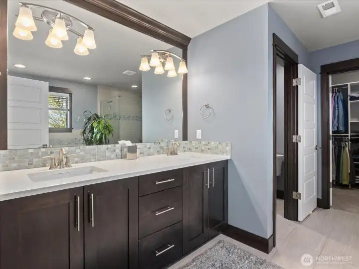 En Suite Bath offers soaking tub, walk in glass shower, walk in closet and private water closet.