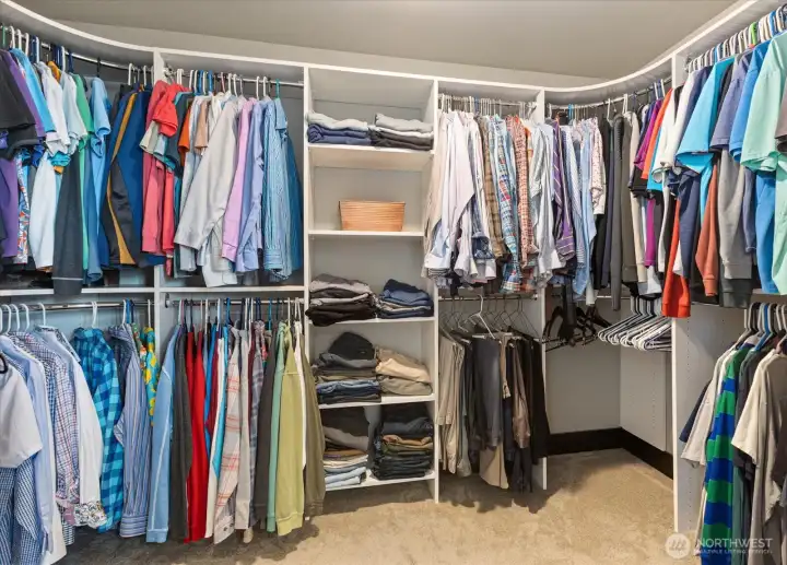 Walk in Closet fits all your things!