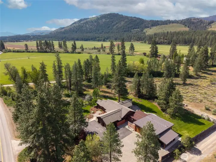 Minutes to downtown Winthrop, bike or walk in to town if you want the exercise! Walk down Lobos Run Rd to your year round Methow Trail access. Minutes to downtown Winthrop, bike or walk in to town if you want the exercise! Walk down Lobos Run Rd to your year round Methow Trail access.