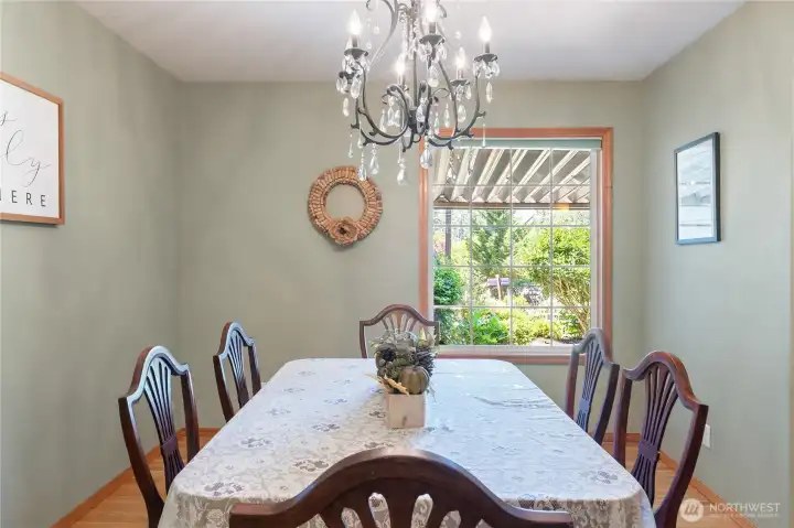 White oak in entry, dining, kitchen and hall. Well cared for and maintained. White oak in entry, dining, kitchen and hall. Well cared for and maintained.