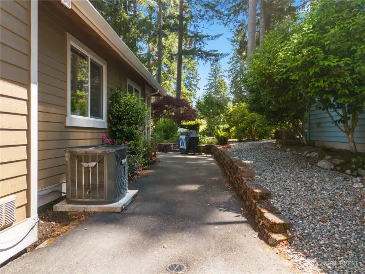 Side of the home - newer hvac and heat pump! Newer water heater too! Side of the home - newer hvac and heat pump! Newer water heater too!